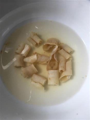 沙虫莲子排骨汤的做法步骤2