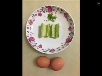 超简单的苦瓜煎蛋的做法步骤1