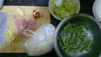 泡椒版蔬菜炒面的做法步骤1