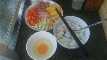 四季菠萝虾仁炒饭的做法步骤1