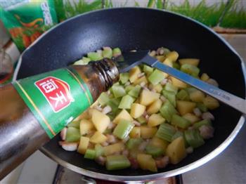 莴笋土豆炒肉丁的做法步骤9