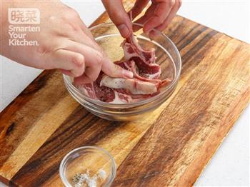 法式蒜香煎羊排配菠菜烩饭的做法步骤2