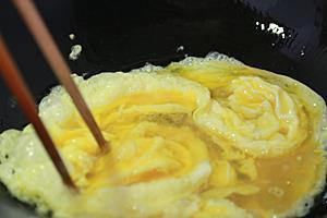 家宴中颜值担当的配角-菠菜炒鸡蛋的做法步骤5