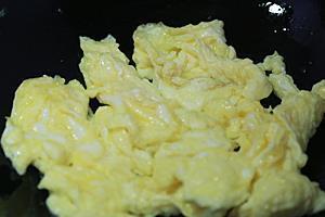家宴中颜值担当的配角-菠菜炒鸡蛋的做法步骤6