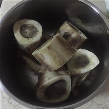 高钙牛骨汤的做法步骤2