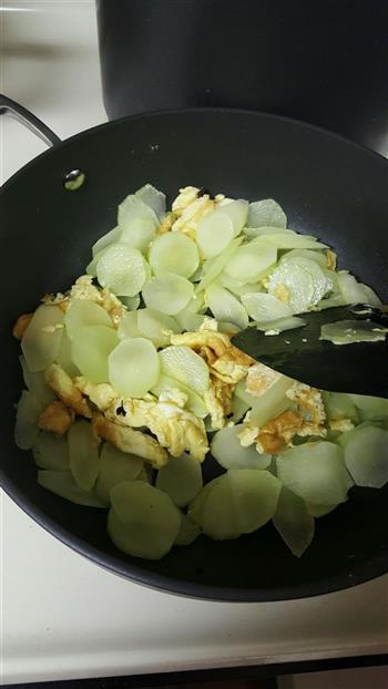 莴苣金针菇炒鸡蛋的做法步骤7