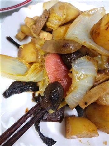 榛蘑白菜炖土豆的做法图解7