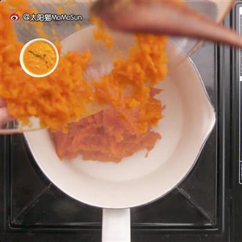 蔬菜抱蛋煎饺配南瓜浓汤的做法步骤2