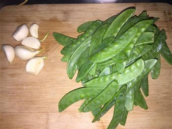 蒜香荷兰豆的做法步骤1