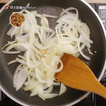 洋葱肥牛饭配火腿粒玉子烧的做法步骤1