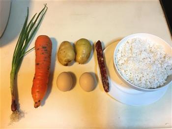 胡萝卜土豆鸡蛋腊肠炒饭的做法步骤1