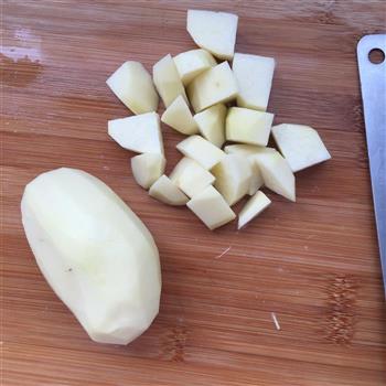 土豆炖鸡翅根琵琶腿的做法步骤3