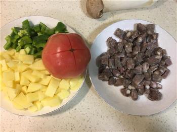 西红柿腊肠土豆焖饭的做法图解1