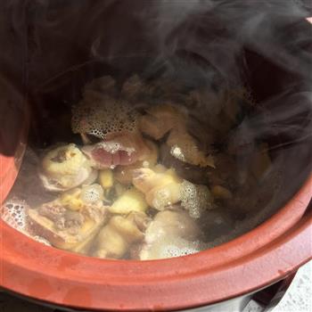 天麻雪莲果火腿鸡，养生火锅吃起来的做法步骤4