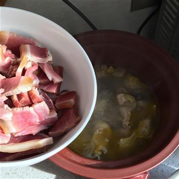 天麻雪莲果火腿鸡，养生火锅吃起来的做法步骤5