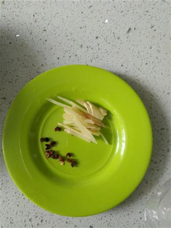 干炸丸子炖白菜的做法步骤4