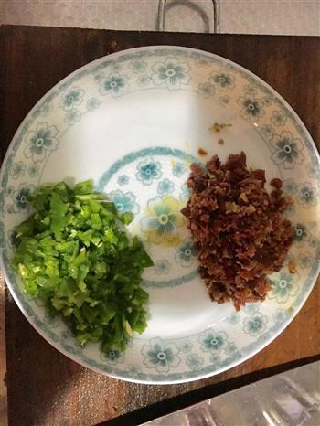 青椒腊肉土豆泥的做法步骤4