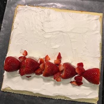 草莓蛋糕卷的做法步骤16