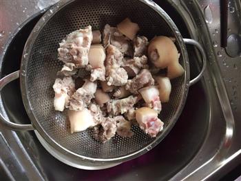 猪骨玉米萝卜汤的做法步骤3