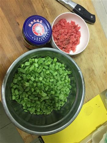 肉末榄菜四季豆的做法图解1