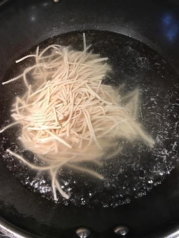 羊肉蛋饺蘑菇暖冬火锅的做法图解2