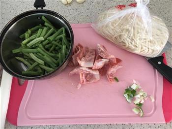 铁锅豆角焖面-快手懒人菜的做法步骤1