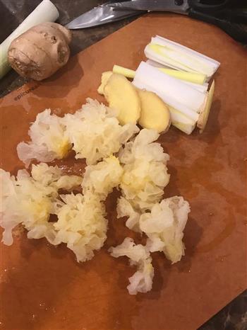银耳淮山舞菇排骨汤的做法图解1