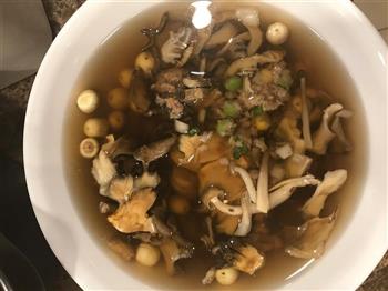 银耳淮山舞菇排骨汤的做法步骤2