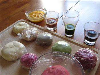 视频教你变着花样儿包饺子-五种颜色八种包法的做法步骤1
