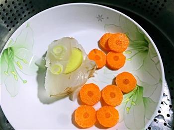 宝宝辅食鳕鱼胡萝卜粥的做法步骤1