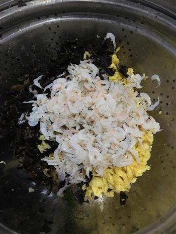韭菜鸡蛋木耳虾皮三鲜水饺的做法步骤3
