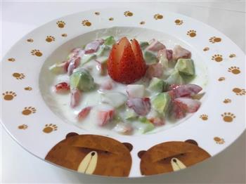 草莓牛油果酸奶的做法步骤2