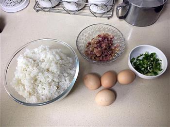 腊肠蛋炒饭—早餐篇的做法步骤1