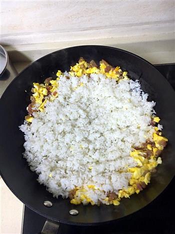 腊肠蛋炒饭—早餐篇的做法步骤5