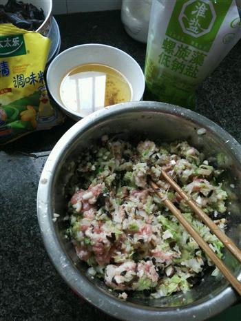 白菜猪肉饺子的做法步骤6