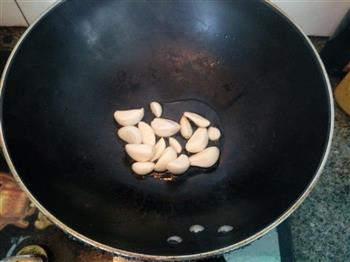 五花肉炖豆腐香菇土豆的做法图解3
