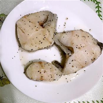 蒜香黑椒香煎深海鳕鱼&黑椒土豆泥的做法图解1