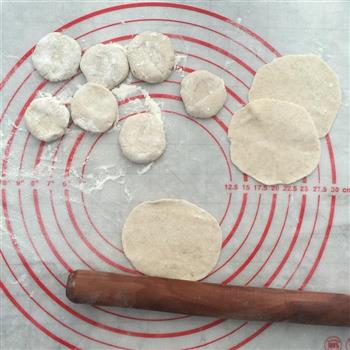 褐麦春韭锅贴的做法步骤5