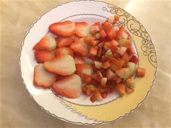 草莓夹心巧克力淋面蛋糕+草莓玫瑰花的生日祝福的做法步骤4
