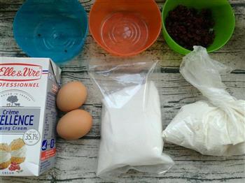 淡奶油蔓越莓全蛋蛋糕的做法步骤1