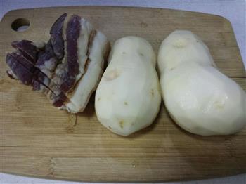 家乡腊肉蒸土豆的做法图解1