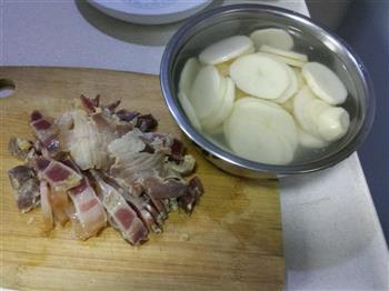 家乡腊肉蒸土豆的做法图解3