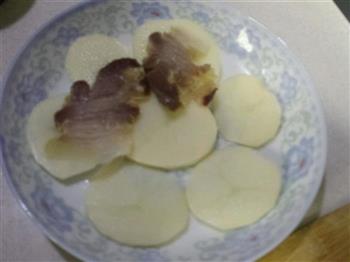 家乡腊肉蒸土豆的做法步骤4