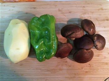 香菇土豆焖鸡块的做法步骤2