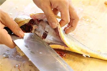 彼得海鲜—红烧黄花鱼的做法步骤3