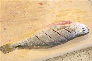 彼得海鲜—红烧黄花鱼的做法步骤4