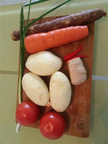 土豆腊肠焖饭的做法图解1
