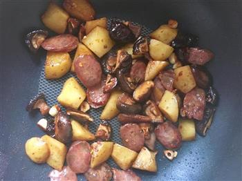 香肠土豆焖饭的做法步骤3