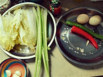 鸡蛋西芹辣白菜的做法步骤1