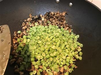 榄菜豆角肉末的做法步骤6